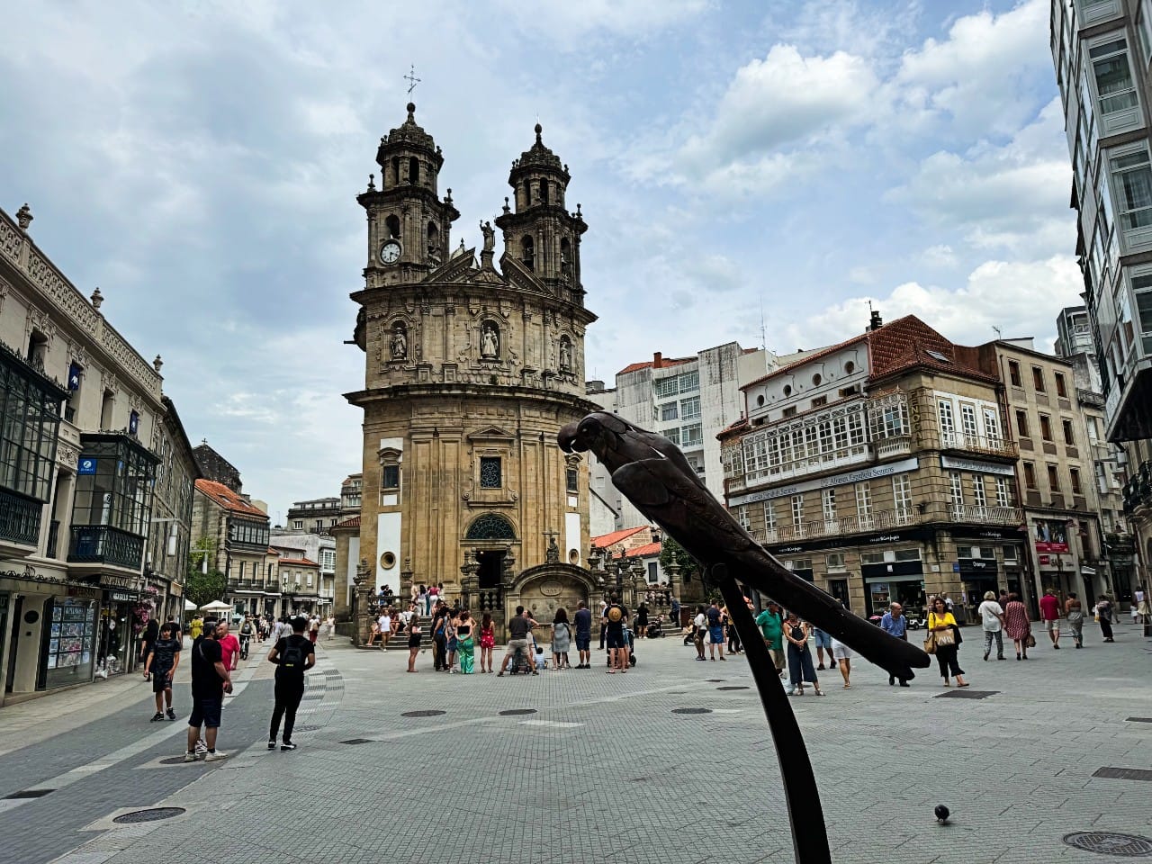 Iglesia y plaza de la Peregrina
