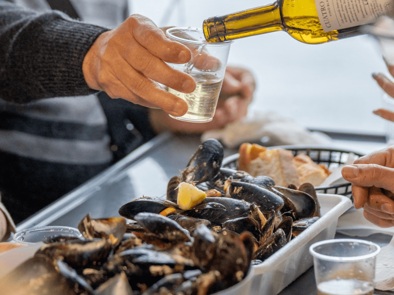 Degustación de mejillones a bordo
