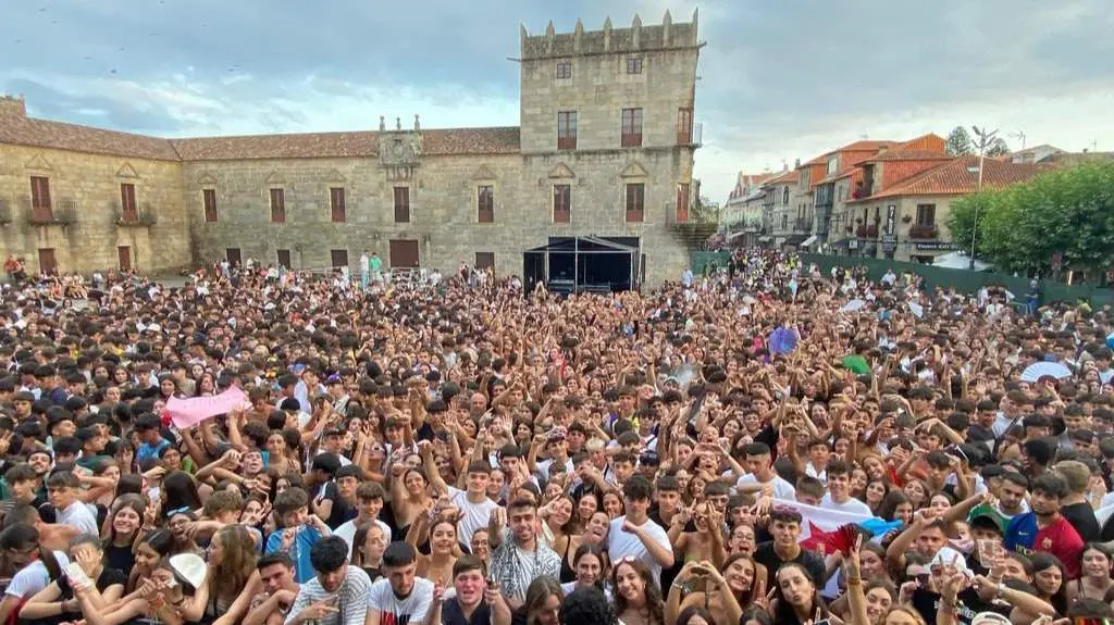 Plaza de Fefiñáns durante la Fiesta del Albariño