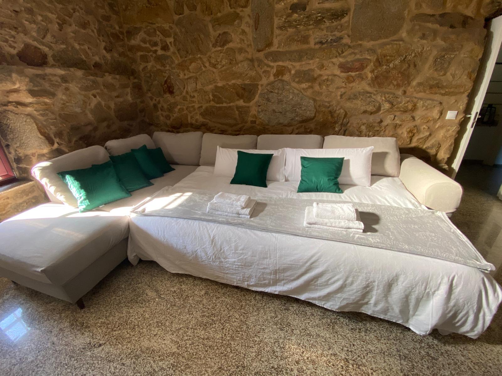 Sofá cama en salón Casa Bamiak