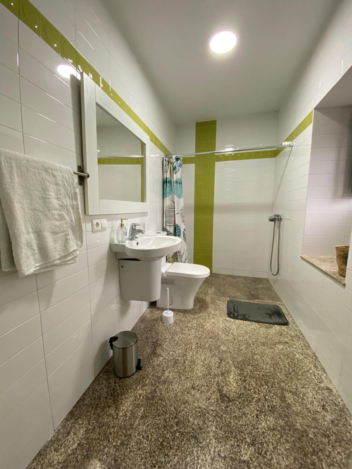 Baño con ducha accesible Casa Bamiak